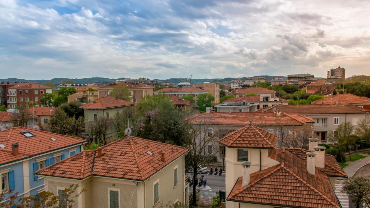 Hotel President'S Pesaro Exterior photo